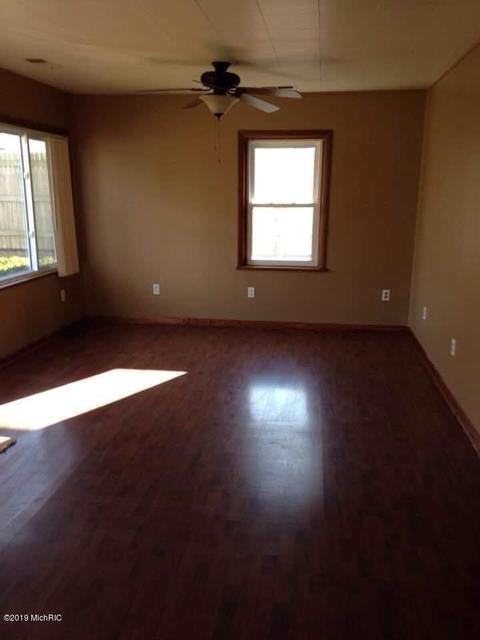 302 Hillview St, Buchanan, MI 49107 photo 4