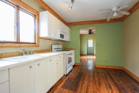 11 Maple St, Three Oaks, MI 49128 photo 4