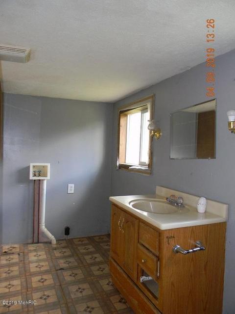 216 W Forest St, Edmore, MI 48829 photo 4