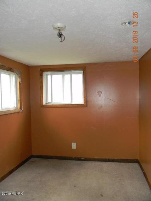 216 W Forest St, Edmore, MI 48829 photo 5