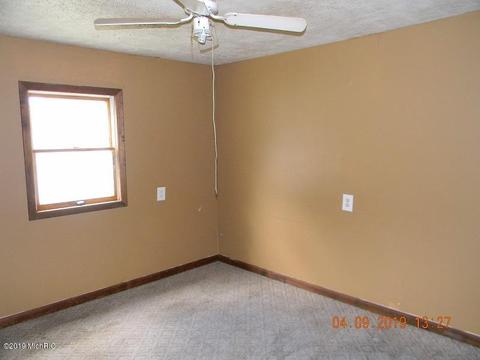 216 W Forest St, Edmore, MI 48829 photo 6