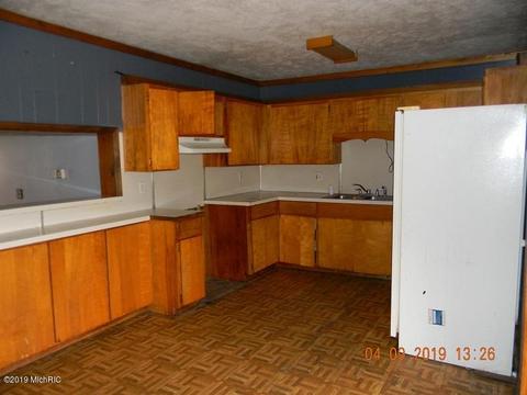 216 W Forest St, Edmore, MI 48829 photo 2