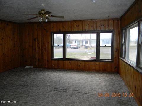 216 W Forest St, Edmore, MI 48829 photo 3