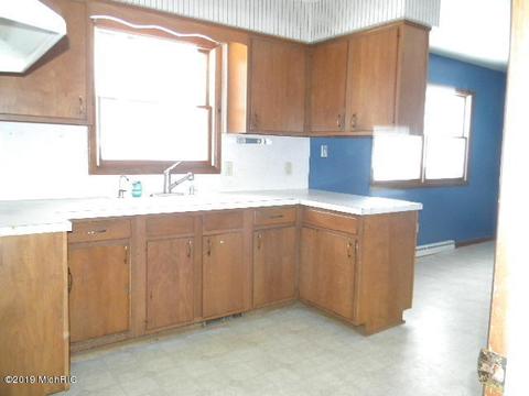 162 E 82nd St, Newaygo, MI 49337 photo 3