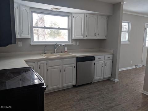 915 Constantine St, Three Rivers, MI 49093 photo 2