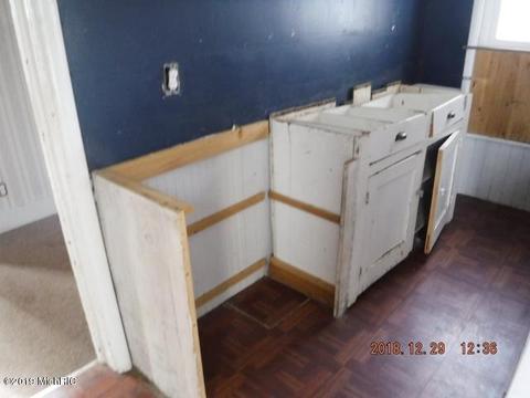 214 E Grant St, Plainwell, MI 49080 photo 9