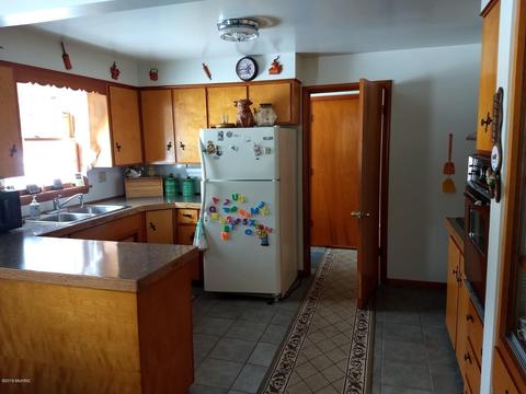 402 Crescent Dr, Edmore, MI 48829 photo 6