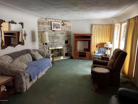 402 Crescent Dr, Edmore, MI 48829 photo 4