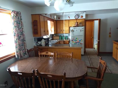 402 Crescent Dr, Edmore, MI 48829 photo 7