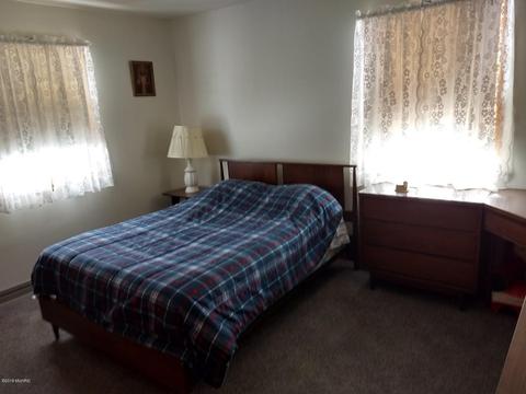 402 Crescent Dr, Edmore, MI 48829 photo 2