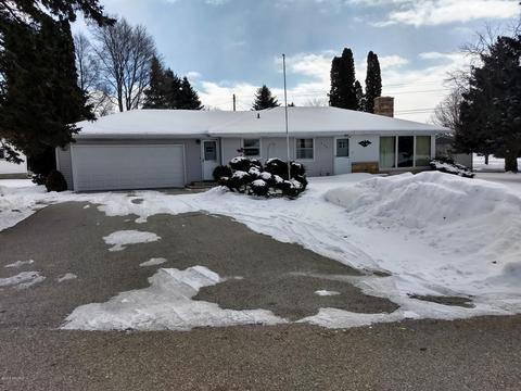 402 Crescent Dr, Edmore, MI 48829 photo 1