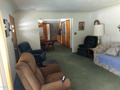 402 Crescent Dr, Edmore, MI 48829 photo 3