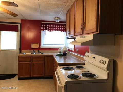 127 S Main St, Waldron, MI 49288 photo 4