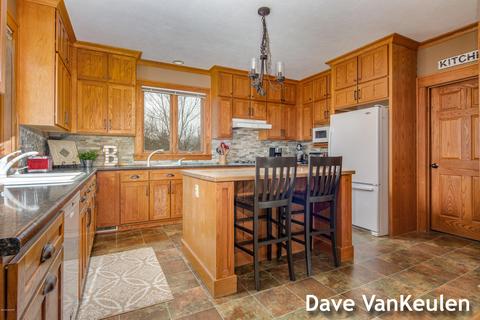680 Bowes St SE, Lowell, MI 49331 photo 4