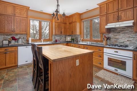 680 Bowes St SE, Lowell, MI 49331 photo 5