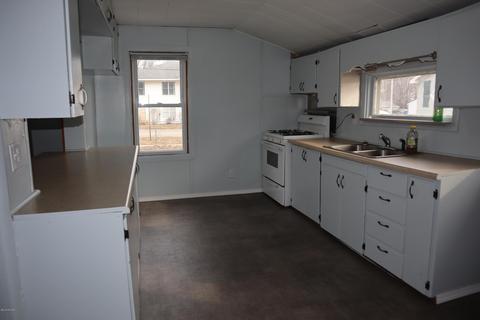 8 S Lake St, Grant, MI 49327 photo 4