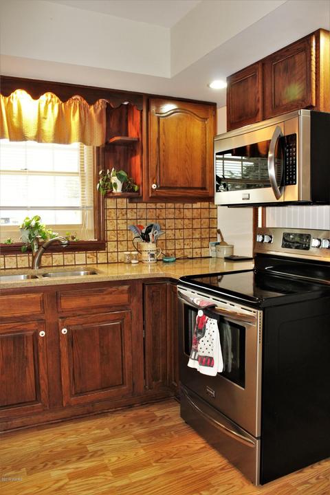 425 Johnson St, Edmore, MI 48829 photo 4