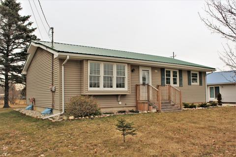 425 Johnson St, Edmore, MI 48829 photo 2
