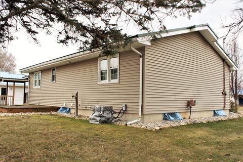 425 Johnson St, Edmore, MI 48829 photo 3