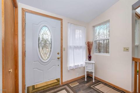 684 2nd St, Plainwell, MI 49080 photo 5