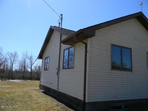 7311 W Saint Charles Rd, Sumner, MI 48889 photo 10