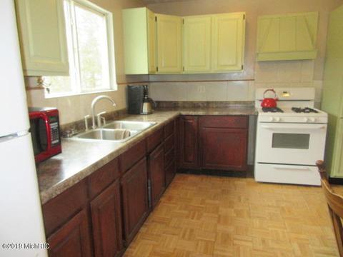 336 S Locust Ave, White Cloud, MI 49349 photo 4