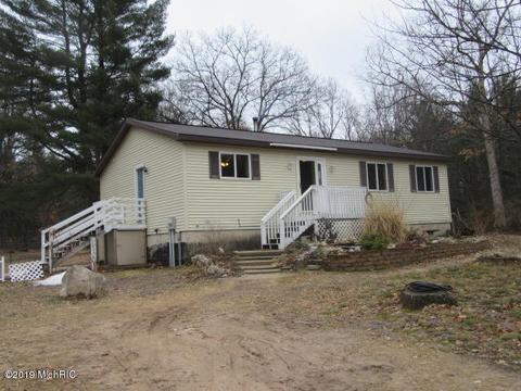 336 S Locust Ave, White Cloud, MI 49349 photo 2