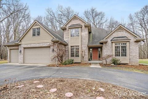 507 Roundtree Dr NE, Ada, MI 49301 photo 2