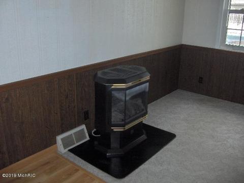 1025 S Pleasant St, Belding, MI 48809 photo 4
