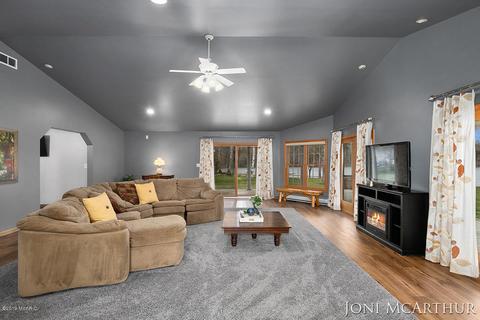 358 Potter Pl, Stanton, MI 48888 photo 4