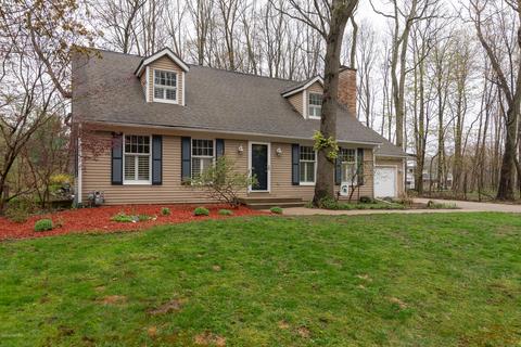 262 Golfview Dr, Plainwell, MI 49080 photo 1