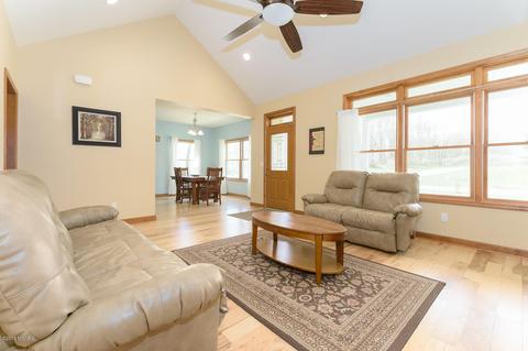142 Hickory Hls, Marshall, MI 49068 photo 6