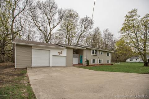1107 Blaine Ave, Belding, MI 48809 photo 2