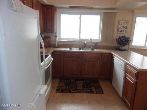545 First St, Manistee, MI 49660 photo 4
