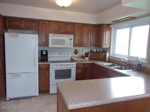 545 First St, Manistee, MI 49660 photo 3