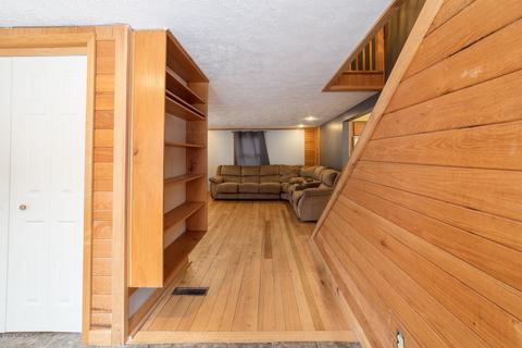 735 E Green St, Marshall, MI 49068 photo 4