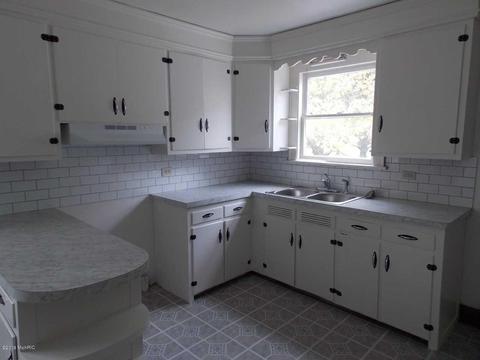 604 E Spring St, Whitehall, MI 49461 photo 3