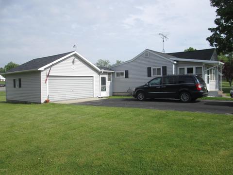 218 W First St, Stanton, MI 48888 photo 4