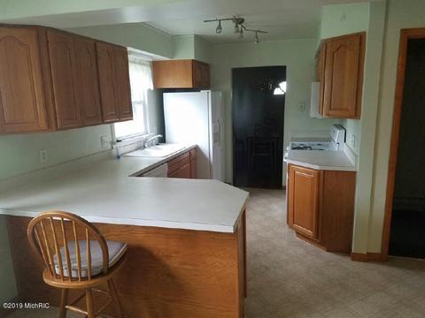 892 E Walton Rd, Mount Pleasant, MI 48858 photo 8