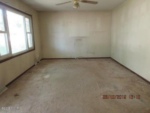 336 12th St, Plainwell, MI 49080 photo 2