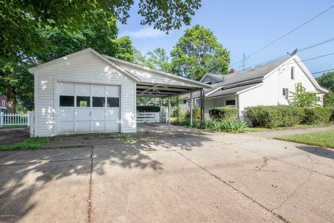 826 E Main St, Lowell, MI 49331 photo 3