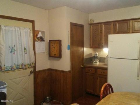 1468 S Oak Ave, White Cloud, MI 49349 photo 3