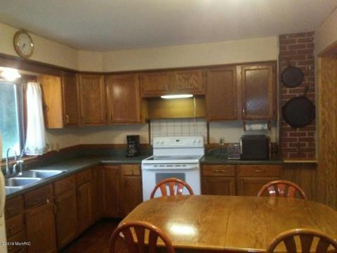 1468 S Oak Ave, White Cloud, MI 49349 photo 4