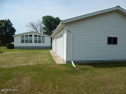 11065 Walnut Ave, Grant, MI 49327 photo 8