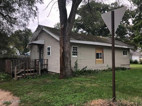 518 Eager St, Belding, MI 48809 photo 2
