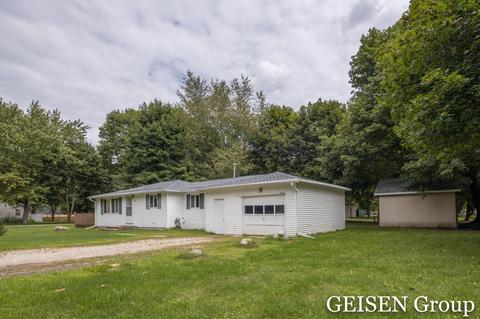 202 Irving St, Belding, MI 48809 photo 2