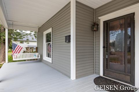 812 S Pearl St, Belding, MI 48809 photo 4