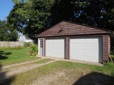 930 Kenwood Ave, Belding, MI 48809 photo 2