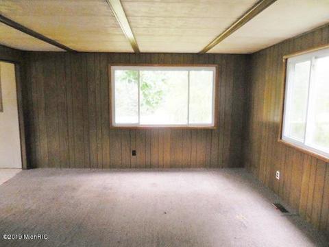 390 Kenneth Dr, Plainwell, MI 49080 photo 2