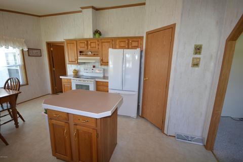 511 W Pine St, Edmore, MI 48829 photo 6